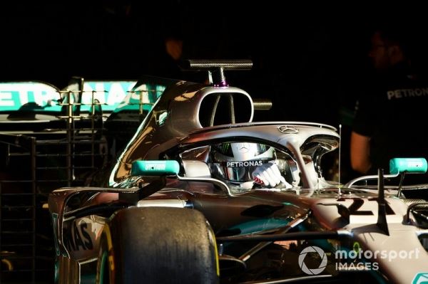 Мазепин в Mercedes: новый шлем и другие фото из Барселоны