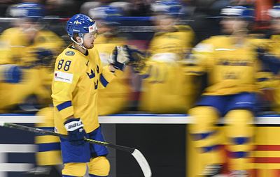 <br />
Гол Нюландера помог сборной Швеции одержать волевую победу над швейцарцами на ЧМ<br />
