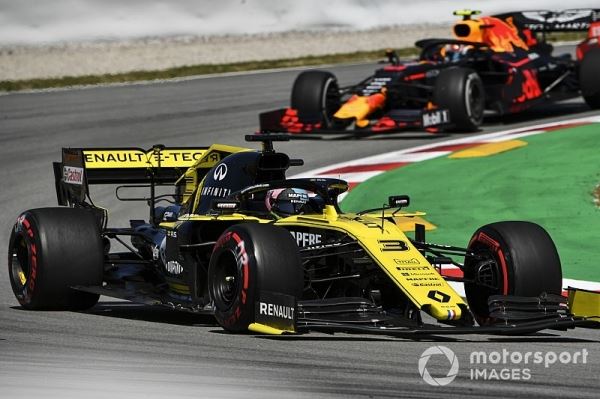 Риккардо раскрыл различия в поведении машин Red Bull и Renault на «Каталунье»